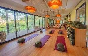 um quarto amplo com esteiras de ioga no chão em Nuup Hotel em Marmaris