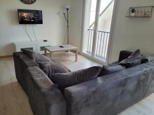 Televízia a/alebo spoločenská miestnosť v ubytovaní Maison de ville avec 4 grandes chambres