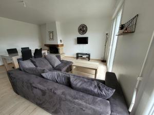 Televízia a/alebo spoločenská miestnosť v ubytovaní Maison de ville avec 4 grandes chambres