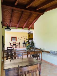 a living room with wooden ceilings and a table and chairs at Domo Minnannu Miriu in Trudda