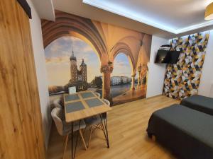 pokój z obrazem pokoju ze stołem w obiekcie Komfortowo i cicho - Apartament w Krakowie