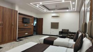 Habitación de hotel con cama y TV en HOTEL SINGH CONTINETAL en Nueva Delhi
