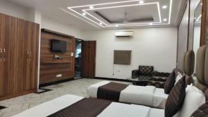 a hotel room with a bed and a tv at HOTEL SINGH CONTINETAL in New Delhi