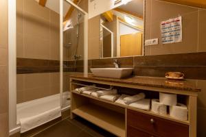 uma casa de banho com um lavatório, um espelho e uma banheira em Vanjaka bed and breakfast em Trogir