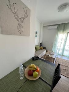 uma taça de fruta numa mesa numa sala de estar em Amalia Apartment em Perea