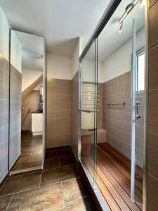 ein Bad mit einer ebenerdigen Dusche und einer Glastür in der Unterkunft Villa26 in Montauroux
