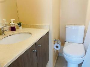 Confortable Apartamento para 3 في سانتياغو: حمام به مرحاض أبيض ومغسلة