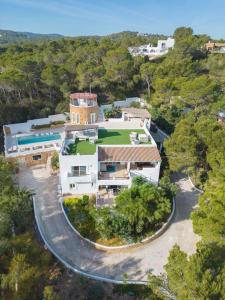 an aerial view of a large house with a yard at Villa en San José con vistas al mar, piscina y 7 habitaciones in Cala Vadella
