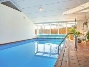 - une piscine d'eau bleue dans une maison dans l'établissement 8 person holiday home in Nex, à Neksø