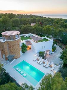 una vista aérea de una casa con piscina en Villa en San José con vistas al mar, piscina y 7 habitaciones, en Cala Vadella