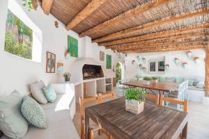 sala de estar con mesa y comedor en Villa en San José con vistas al mar, piscina y 7 habitaciones, en Cala Vadella