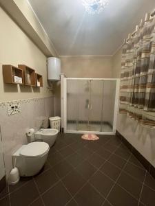 アヴォラにあるLa Scoglieraのバスルーム(トイレ、ガラス張りのシャワー付)