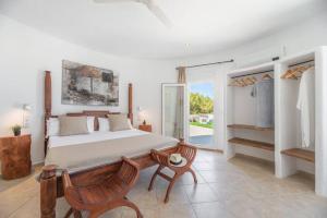 1 dormitorio con cama grande y ventana grande en Villa en San José con vistas al mar, piscina y 7 habitaciones, en Cala Vadella