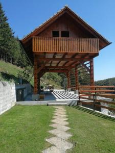 een groot houten paviljoen met een dak boven bij Glamping APARTMA NA KOZOLCU 