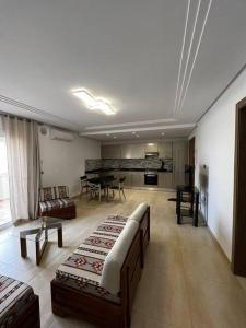 uma grande sala de estar com um sofá e uma mesa em 2 Bedrooms apartment swimming pool em Monastir