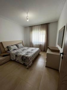 1 dormitorio con cama y ventana en 2 Bedrooms apartment swimming pool, en Monastir