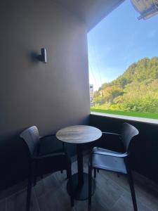 Nespecifikovaný výhled na hory nebo výhled na hory při pohledu z hotelu