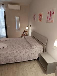 um quarto com uma cama, uma mesa e uma janela em B&B villa orchidea em Ricadi