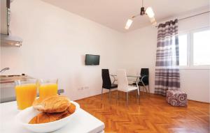 TV a/nebo společenská místnost v ubytování Apartment Sibenik With Sea View Xii