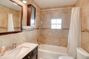 een badkamer met een bad, een wastafel en een douche bij Big Family Reunion Upscale 8-5 in Historic Coconut Grove in Miami