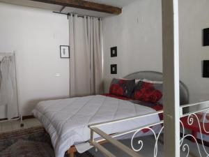 una camera da letto con un letto con rose rosse di Nik e Bea " le radici del passato, nuove armonie di paese" a Palestro