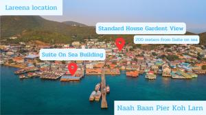ラン島にあるLareena Resort Koh Larn Pattayaの水に船が浮かぶ港の景色