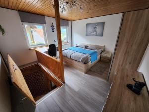 ein Schlafzimmer mit einem Bett und einer Treppe in einem Haus in der Unterkunft Apartma CIK in Bovec