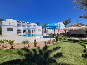 ArkouVilla La Palmeraie d'Arkou, grande piscine的带游泳池的别墅和度假村