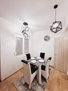 una sala da pranzo con tavolo e sedie di Tea Apartment a Kumanovo