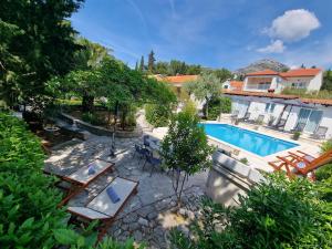 una piscina con sedie e una casa di Villa Ilaria a Bol