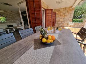 un tavolo con un cesto di frutta sopra di Villa Ilaria a Bol