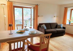 ムルナウ・アム・シュタッフェルゼーにあるSporerhofのテーブルとソファのあるリビングルーム