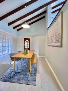 ein Esszimmer mit einem Holztisch in einem Zimmer in der Unterkunft Separate entry cozy Guesthouse in Hillcrest