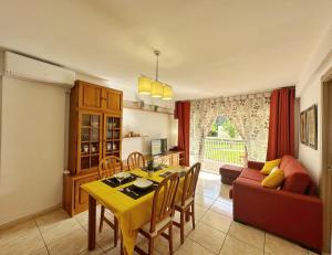 uma cozinha e sala de estar com uma mesa amarela e cadeiras em Domuum Holidays - DMS III POOL em Salou
