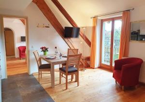 ムルナウ・アム・シュタッフェルゼーにあるSporerhofのテーブルと椅子のあるダイニングルーム