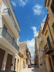une rue dans une ville avec des bâtiments dans l'établissement Borgo Saraceno Primo, à Sambuca di Sicilia
