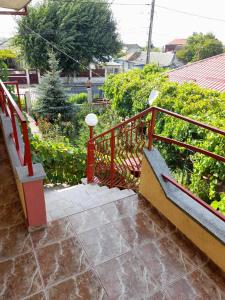 un balcone con ringhiera rossa accanto a un giardino di Casa Daria a 2 Mai