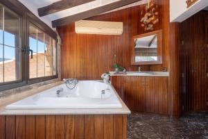 baño grande con bañera grande y ventana en Townhouse Casa Maria by homevillas360, en Pollensa 29 fotos más