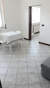 Cette chambre dispose d'une table et de carrelage. dans l'établissement Appartamento a Lecco sul Lago di Como, à Lecco