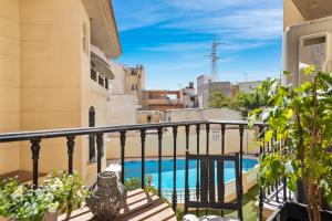 נוף של הבריכה ב-Beautiful duplex apartment in Fuengirola או בסביבה