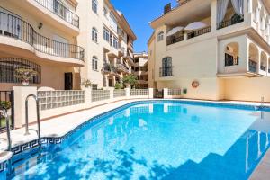 בריכת השחייה שנמצאת ב-Beautiful duplex apartment in Fuengirola או באזור