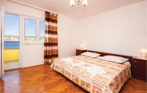 Posteľ alebo postele v izbe v ubytovaní Apartment Sibenik With Sea View Xiii