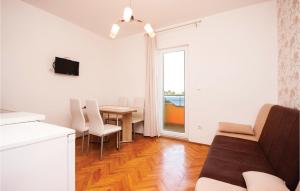 克拉帕尼島的住宿－Cozy Apartment In Sibenik With Kitchen，客厅配有沙发和桌子