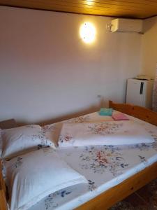 Casa Daria في 2 ماي: غرفة نوم صغيرة مع سرير عليه زهور