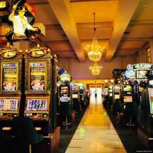 una stanza con molte slot machine in un casinò di Vista Cordillera Studio a Santiago