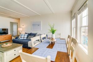 uma sala de estar com uma mesa e um sofá em Beachfront Emerald Isle Vacation Rental with Deck! em Emerald Isle