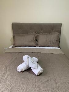 a pair of towels laying on a bed at Além do Horizonte in Itanhaém +8 photos