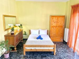 - une chambre avec un lit doté d'un oriel bleu dans l'établissement Neos Family Apartment next to the Sea, à Olympiakí Aktí