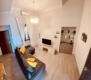 ein Wohnzimmer mit Sofa und Fernseher in der Unterkunft Il Richiamo Del Mare in Neapel