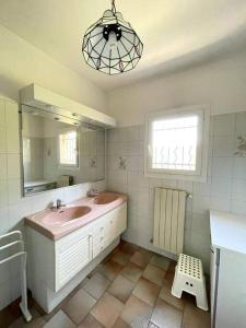 a bathroom with a pink sink and a mirror at Villa Terres Blanches à 10 min d'Aix-en-Provence in Bouc-Bel-Air